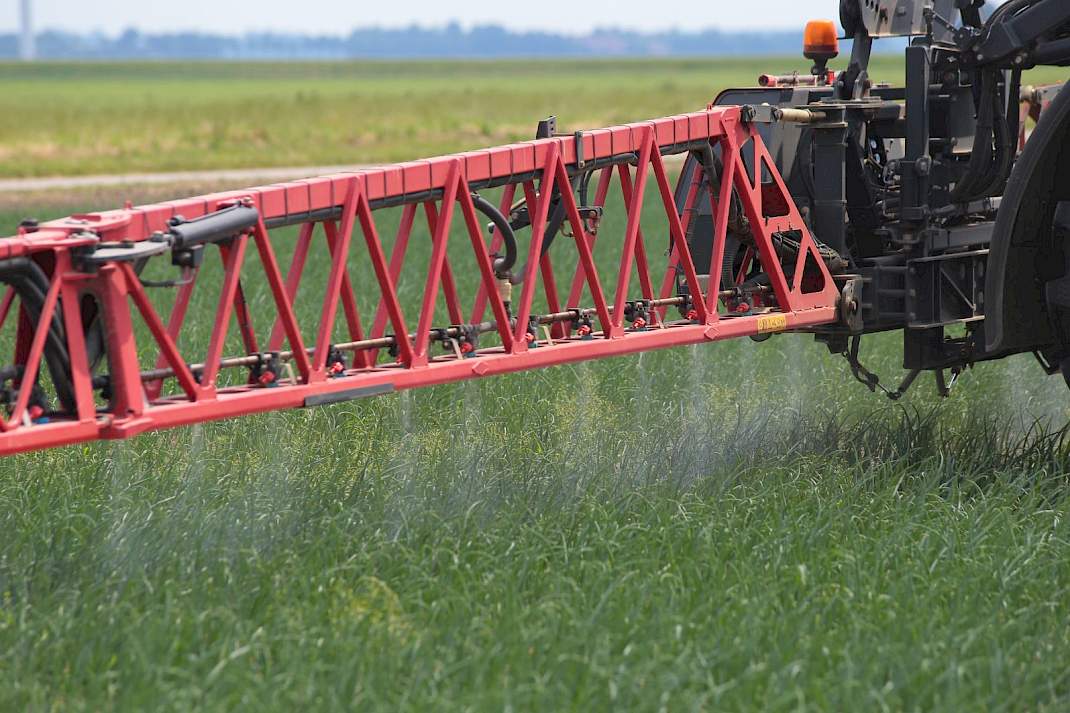 Veldspuit brengt gewasbeschermingsmiddelen aan op gewas