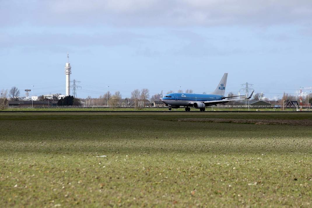 Een Boeing 737 op vliegveld Eelde